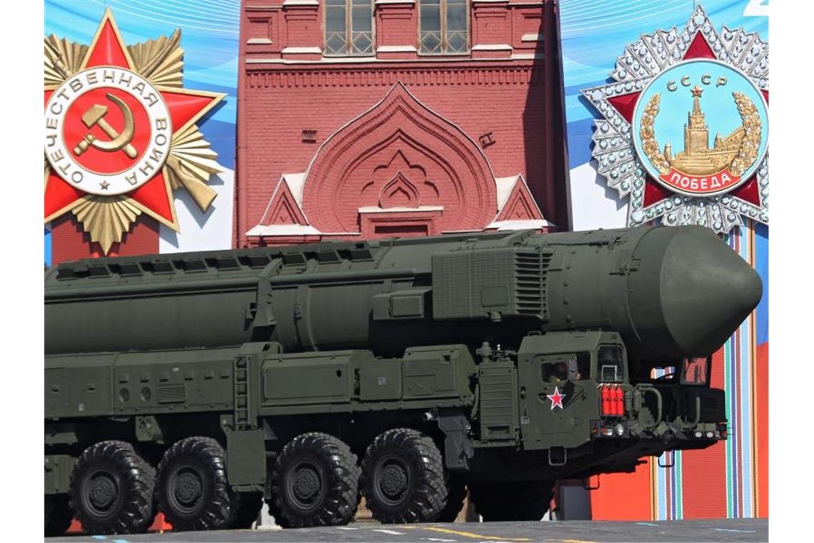 Russland warnt USA vor Raketen-Stationierung Eine mobile ballistische Interkontinentalrakete wird während einer Militärparade über den Roten Platz in Moskau gefahren. Die USA hatten am 2. Februar offiziell ihren Ausstieg aus dem INF-Vertrag mit Russland erklärt, weil sie dem Land vorwerfen, mit einem neuen Waffensystem vertragsbrüchig geworden zu sein. Foto: Sergei Ilnitsky/epa/Archiv