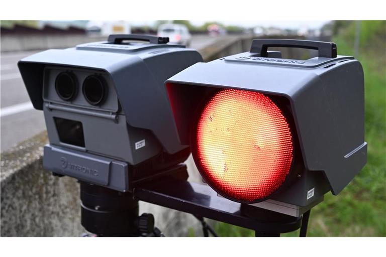Eine mobile Geschwindigkeitsmessanlage der Autobahnpolizei Weinsberg steht am Rand der A6.  Eine Polizeistreife in Frankreich hat einen Porschefahrer mit Tempo 312 auf einer Autobahn geblitzt, auf der ein Tempolimit von 130 gilt. (zu dpa: «Französische Polizei stoppt Porschefahrer mit Tempo 312»)