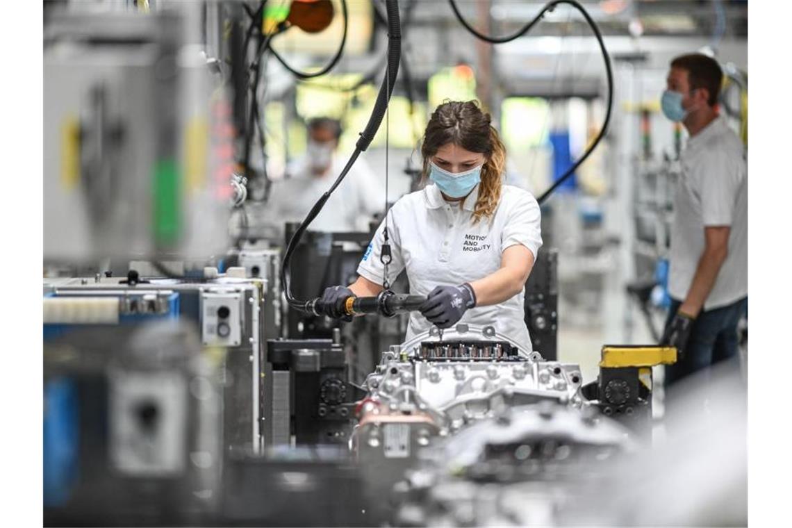 Eine Monteurin arbeitet im Werk an einem Getriebe für Lastwagen. Foto: Felix Kästle/dpa/Symbolbild