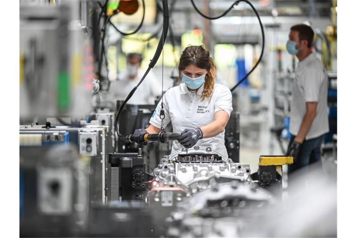 Eine Monteurin arbeitet im Werk zwei des Automobilzulieferers ZF Friedrichshafen an ein Getriebe für Lastwagen, das ZF Traxon heißt. Foto: Felix Kästle/dpa/Archiv