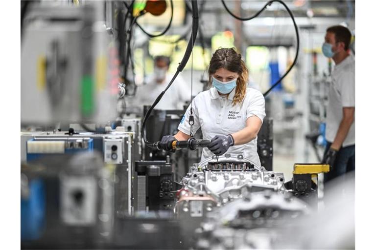Eine Monteurin des Automobilzulieferers ZF Friedrichshafen. Foto: Felix Kästle/dpa