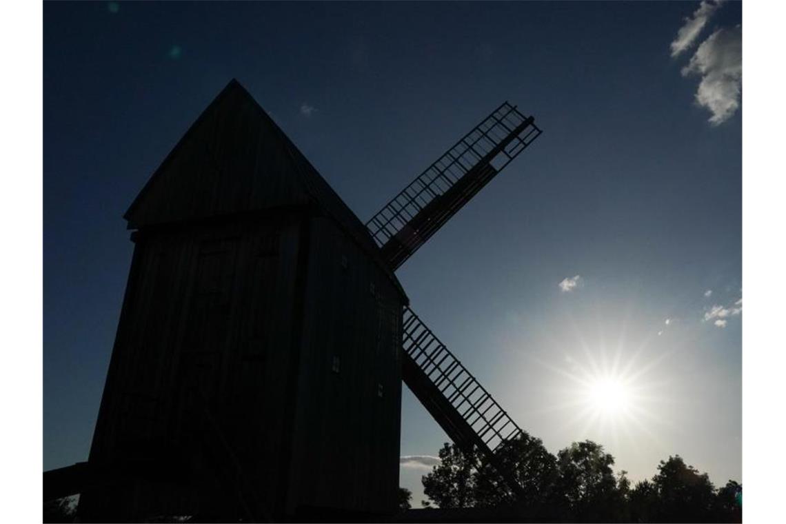 Eine Mühle steht in der Sonne. Foto: Peter Endig/Archivbild