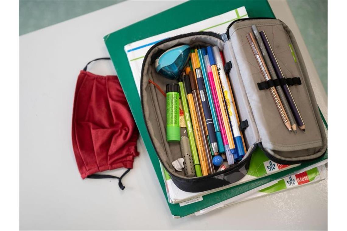Grundschüler müssen medizinische Masken im Unterricht tragen
