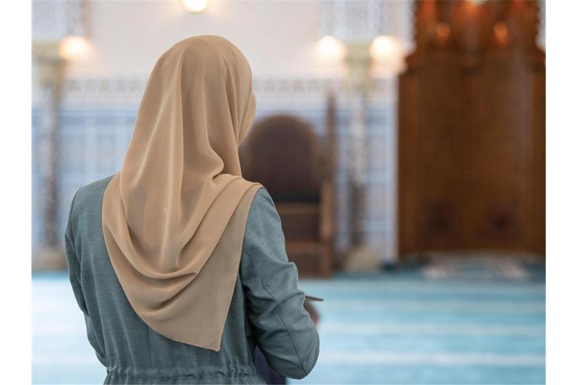 Integrationsbeauftragte: Kopftuchverbot an Schulen prüfen Eine Muslima mit einem Kopftuch im Gebetsraum einer Moschee. Foto: Boris Roessler