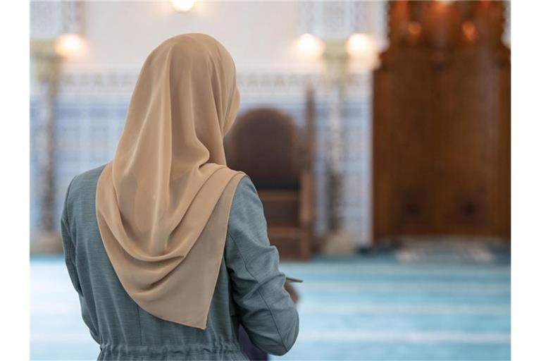 Eine Muslima mit einem Kopftuch im Gebetsraum einer Moschee. Foto: Boris Roessler