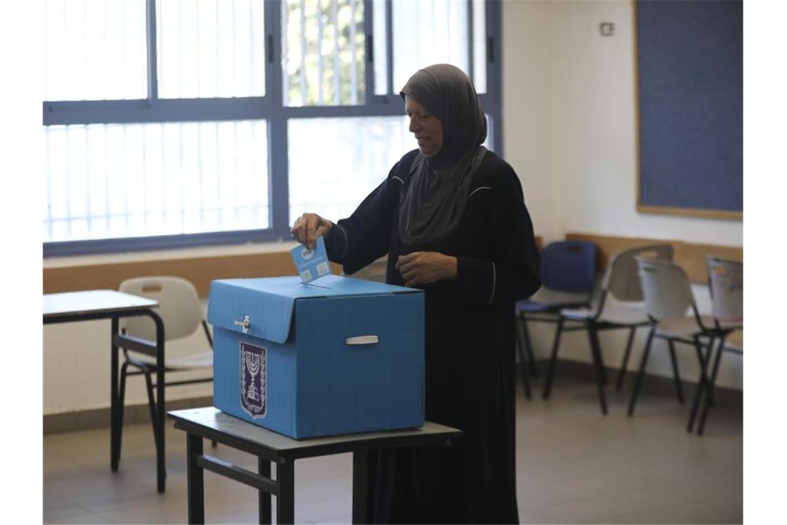 Eine muslimische Wählerin steckt in Jerusalem ihren Wahlschein in eine Wahlurne. Etwa 20 Prozent der Bevölkerung sind Araber. Foto: Mahmoud Illean/AP