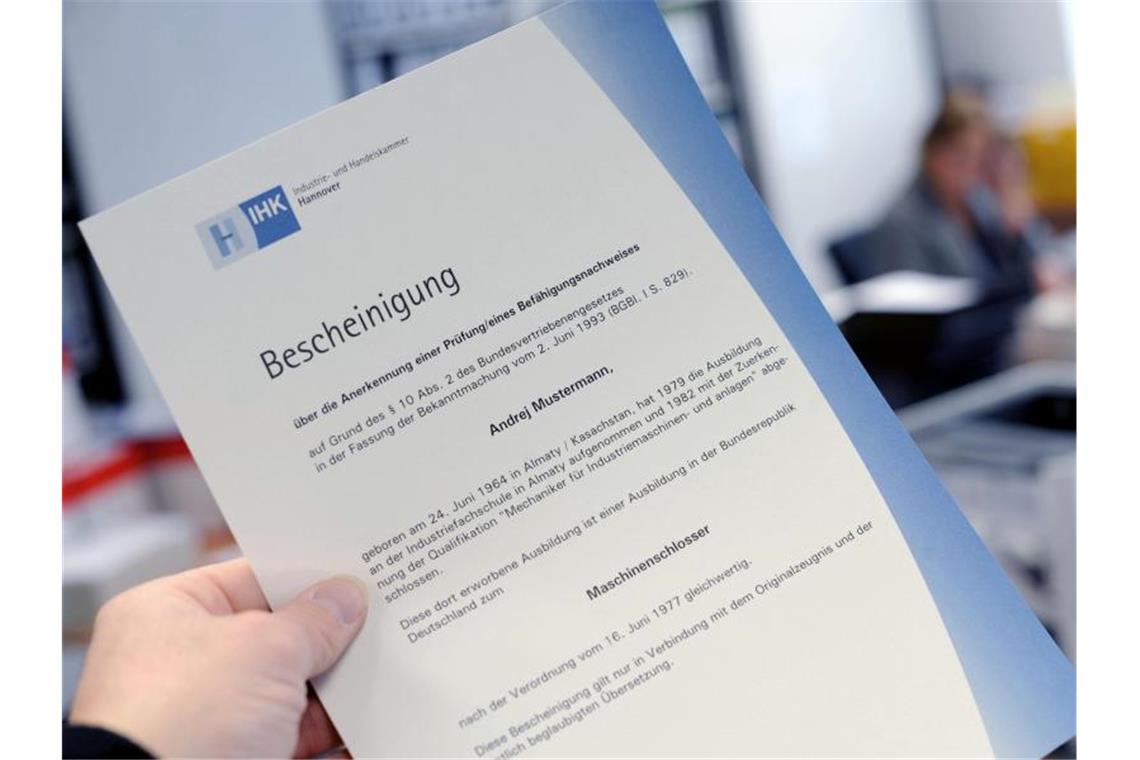 Eine Muster-Urkunde der Industrie- und Handelskammer über die Anerkennung einer ausländischen Berufsausbildung. Foto: picture alliance / dpa