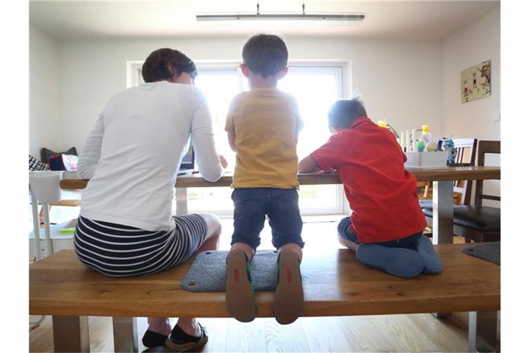 Eine Mutter betreut ihre Kinder, deren Kita infolge der Corona-Pandemie geschlossen ist. Foto: Karl-Josef Hildenbrand/dpa