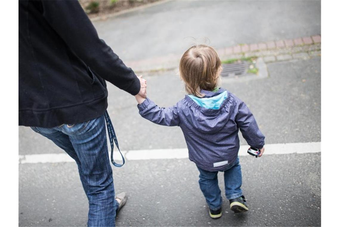 Bürger waren offen für Konsumanreize in Corona-Krise Eine Mutter hält ihren Sohn an der Hand. Der Kinderbonus hat sich als effektive Konjunkturhilfe erwiesen. Foto: Marcel Kusch/dpa