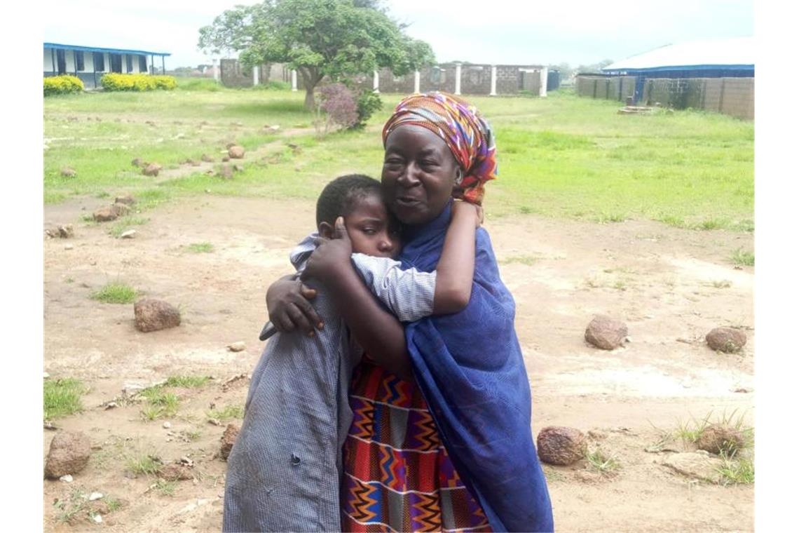 Eine Mutter umarmt ihr freigelassenes Kind im nigerianischen Damishi. Foto: -/AP/dpa