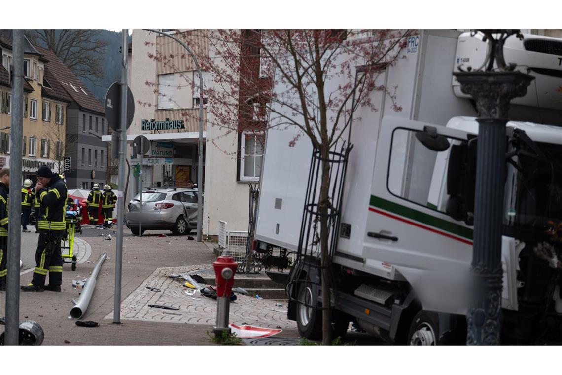 Eine Mutter und ihr Kind sind bei einem Verkehrsunfall in Schramberg  von einem Lastwagen erfasst worden und ums Leben gekommen.