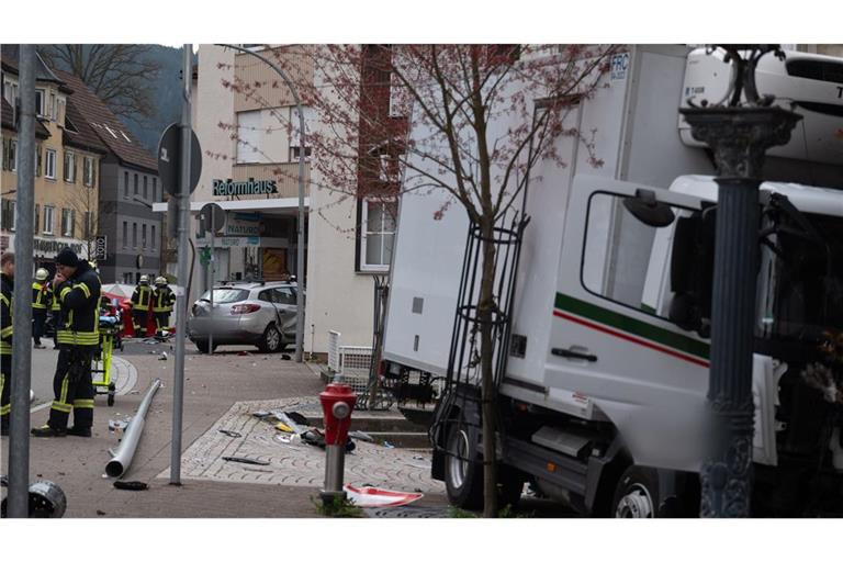 Eine Mutter und ihr Kind sind bei einem Verkehrsunfall in Schramberg  von einem Lastwagen erfasst worden und ums Leben gekommen.