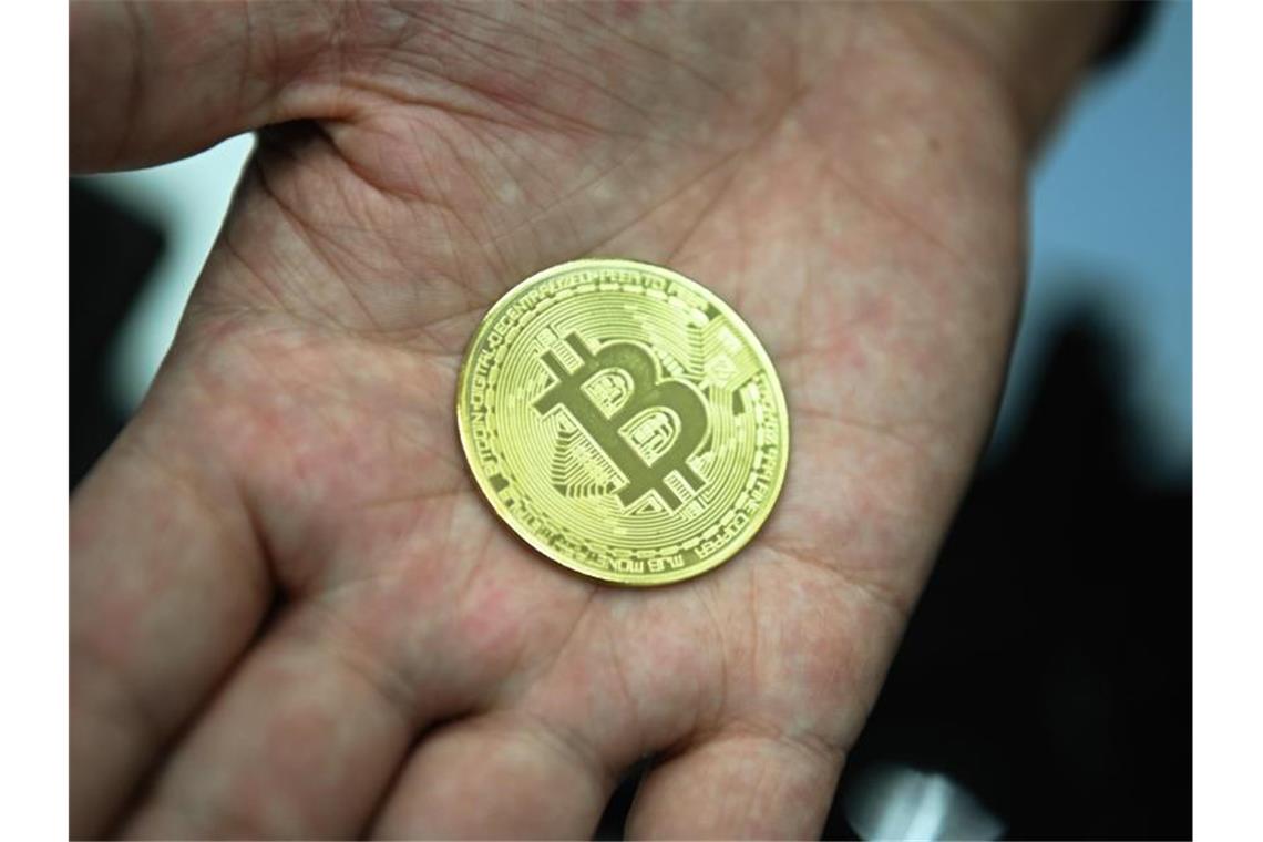 Kryptomarkt setzt Sinkflug fort Eine nachgemachte Münze mit dem Bitcoin-Logo. Foto: Nicolas Armer/dpa