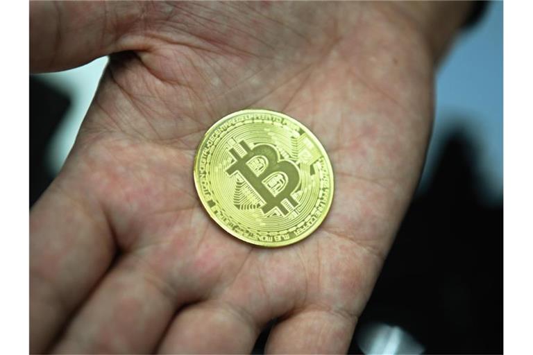 Eine nachgemachte Münze mit dem Bitcoin-Logo. Foto: Nicolas Armer/dpa