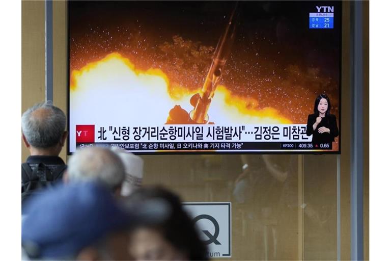 Eine Nachrichtensendung vom 13. September 2021 zeigt einen Marschflugkörper-Test Nordkoreas. Foto: Lee Jin-Man/AP/dpa
