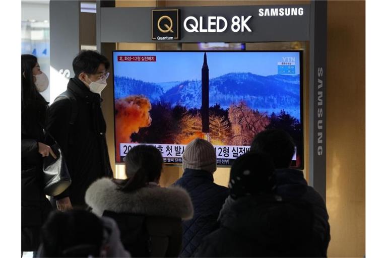 Eine Nachrichtensendung zeigt Passanten in Seoul ein Bild des nordkoreanischen Raketenstarts. Foto: Ahn Young-Joon/AP/dpa