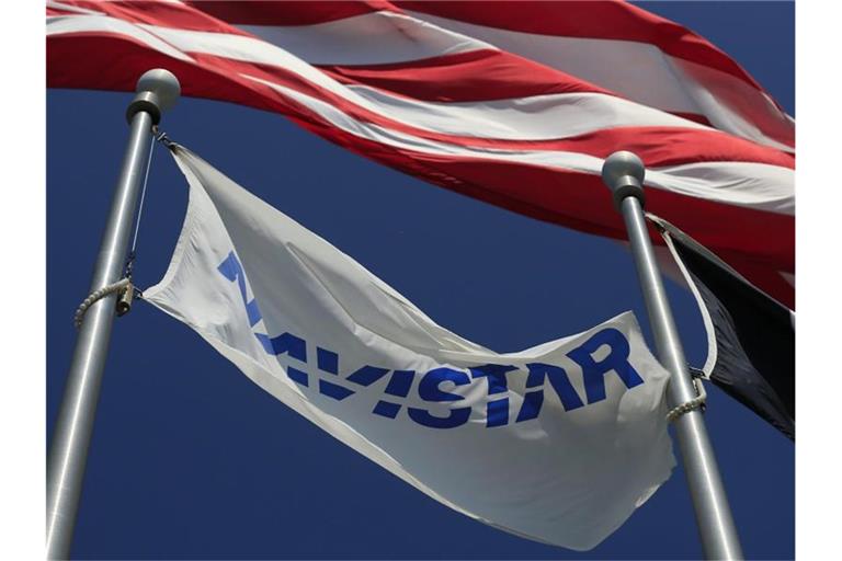Eine Navistar-Flagge weht vor dem Firmensitz des Lkw-Herstellers in Illinois. Foto: Tannen Maury/EPA/dpa