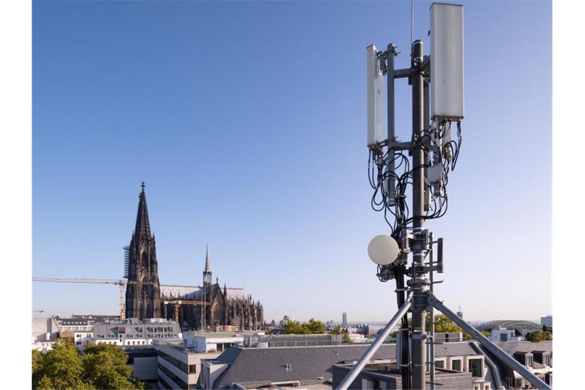 Eine neue 5G-Antenne von O2 (Telefonica) in Köln. Gut 15 Monate nach der Versteigerung der 5G-Funkfrequenzen in Deutschland steigt auch der Mobilfunkprovider Telefonica mit seiner Marke O2 in die fünfte Mobilfunkgeneration ein. Foto: Henning Koepke/Telefonica/dpa