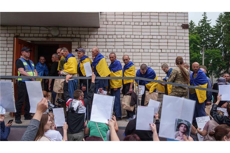 Eine neue Gruppe ukrainischer und russischer Kriegsgefangener sind bei einem Austausch freigekommen (Archivbild)