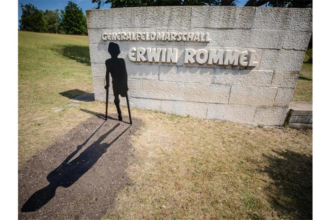 Eine neue Skulptur eines Minen-Opfers auf Krücken steht am Erwin-Rommel-Denkmal. Foto: Christoph Schmidt/dpa