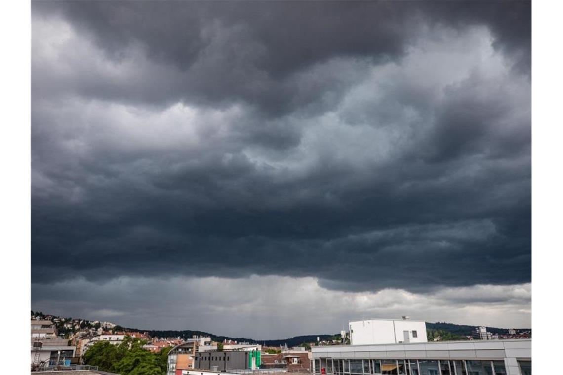 Eine neue Unwetterfront nähert sich mit dunklen Wolken der Region Stuttgart. Foto: Christoph Schmidt/dpa