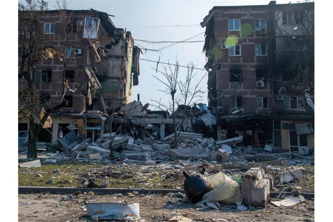 EU plant Russland Kriegsverbrechen vorzuwerfen Eine nicht detonierte Seemine auf einer Straße in der umkämpften Hafenstadt Mariupol. Foto: Maximilian Clarke/SOPA Images via ZUMA Press Wire/dpa