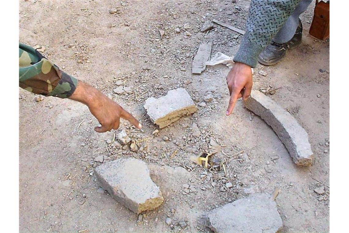 Kinder in Afghanistan durch Blindgänger getötet Eine nicht explodierte US-Streubombe: Auch nach dem Abzug der internationalen Truppen werden in Afghanistan regelmäßig Zivilisten durch Explosionen verletzt. Foto: Behrouz_Mehri/AFP/dpa