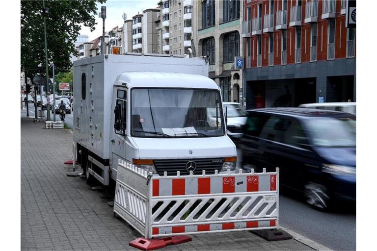 Eine NO2-Messstelle misst die Luftqualität an der Leipziger Straße in Berlin. Foto: Britta Pedersen