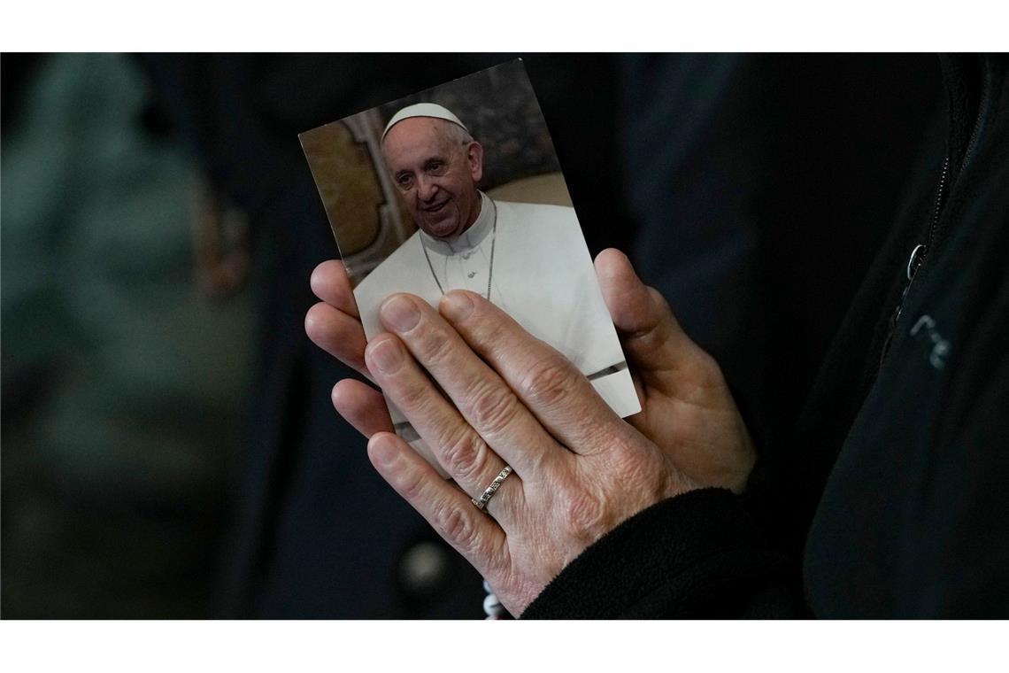 Bilder des Tages Eine Nonne betet für Papst Franziskus auf dem Petersplatz. Der Papst ist nach Einschätzung der Ärzte nicht mehr in unmittelbarer Gefahr.