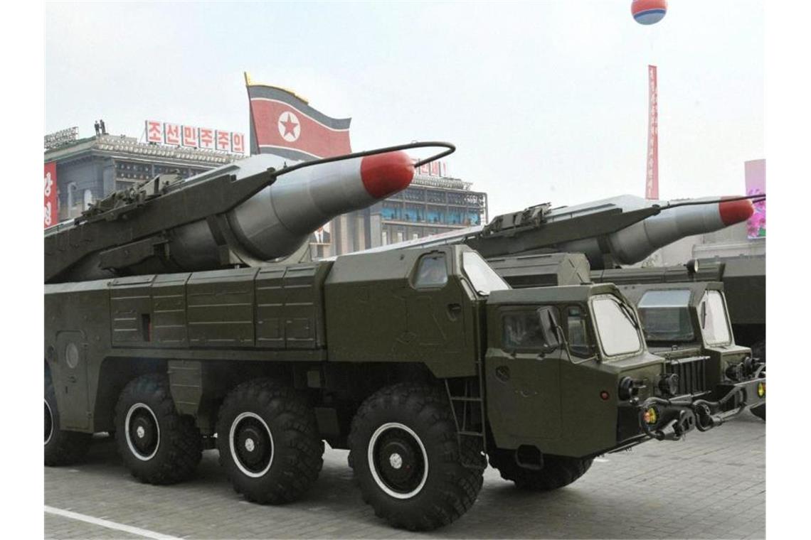 Nordkorea testete Raketen für neues Startsystem Eine nordkoreanische Musudan-Rakete wird bei einer Militärparade durch die Straßen von Pjöngjang gefahren. Foto: KCNA/Yonhap