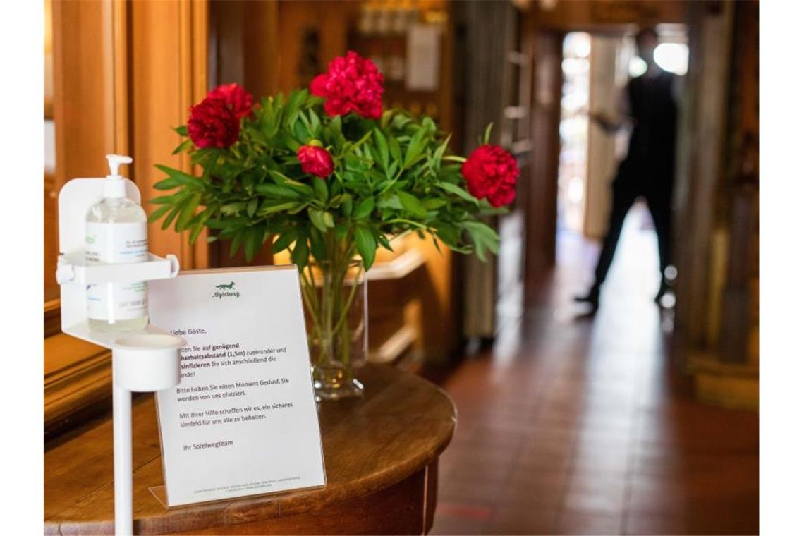 Das Warten hat ein Ende: Hotels und Pensionen öffnen wieder Eine Notiz neben einem Seifen-Spender weist Gäste im Restaurant eines Hotel auf Sicherheitsmaßnahmen hin. Foto: Philipp von Ditfurth/dpa/Archivbild