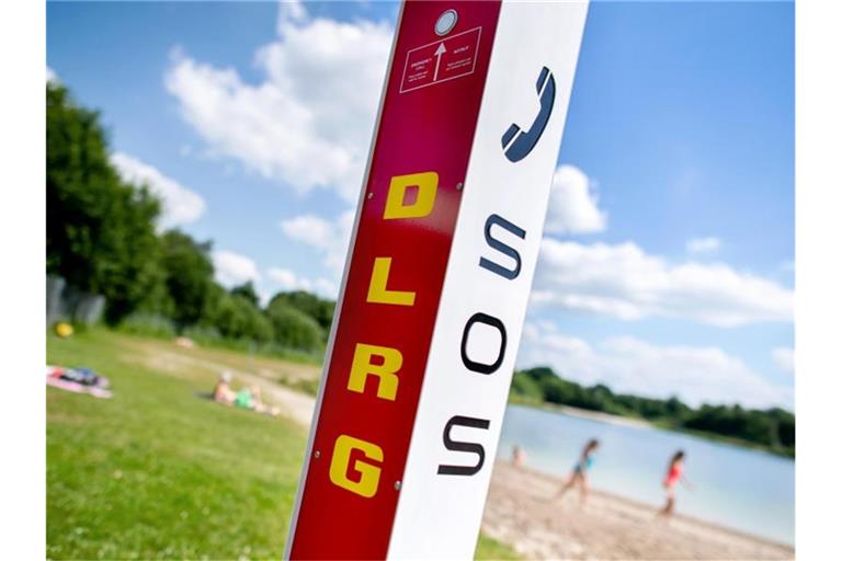 Eine Notrufsäule der DLRG an einem Badesee im Ortsteil Veenhusen im niedersächsischen Moormerland. Foto: Hauke-Christian Dittrich/dpa