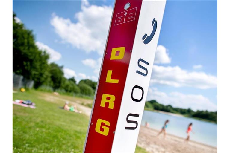 Eine Notrufsäule der DLRG steht an einem Badesee im Ortsteil Veenhusen in Niedersachsen. Foto: Hauke-Christian Dittrich/dpa