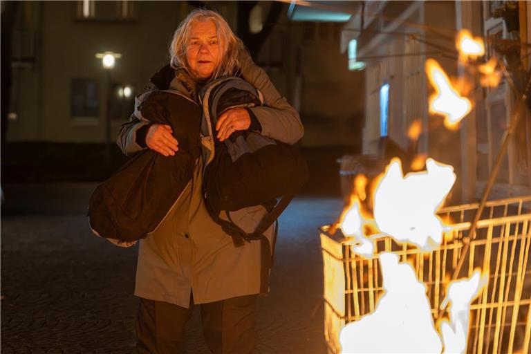 Eine Obdachlose wacht nachts auf - ihr Zelt brennt. Ein Fremder hat den Brand gelegt. Doch wer ist der Mann?