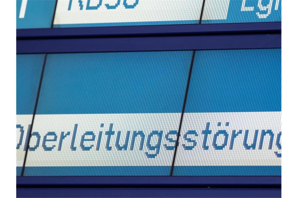 Einschränkungen im Bahnverkehr wegen Oberleitungsstörung Eine Oberleitungsstörung im Stuttgarter Hauptbahnhof sorgte am Donnerstagvormittag für Einschränkungen im Bahnverkehr. Foto: Silas Stein/dpa/Archivbild