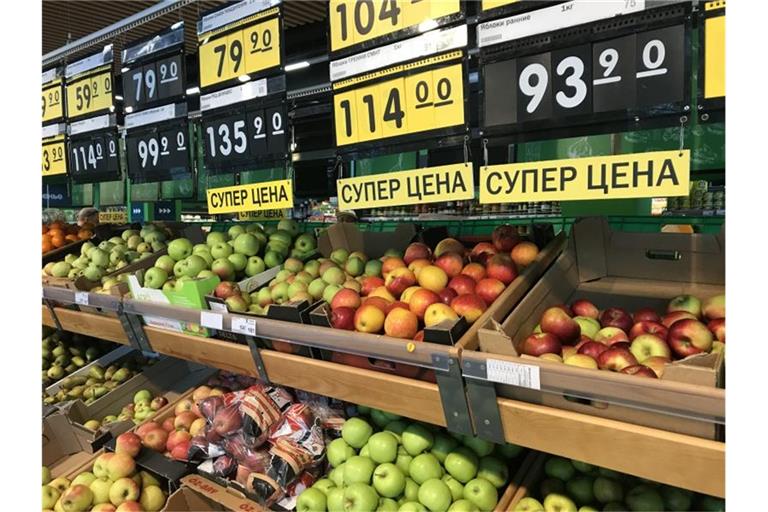 Eine Obst- und Gemüsetheke in einem Supermarkt in Moskau. Foto: Ulf Mauder/dpa