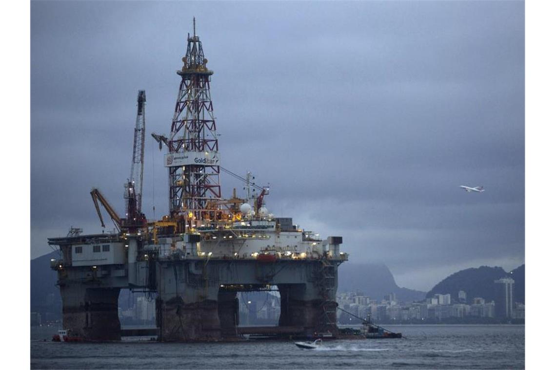 Eine Ölplattform steht in den Gewässern der Guanabara-Bucht in Niteroi, Brasilien. Foto: Leo Correa/AP/dpa