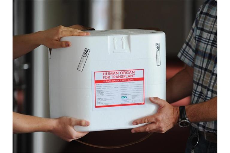 Eine Organtransportbox wird in den Räumen der Deutschen Stiftung Organtransplantation (DSO) übergeben. Foto: Jens Kalaene/dpa/Illustration