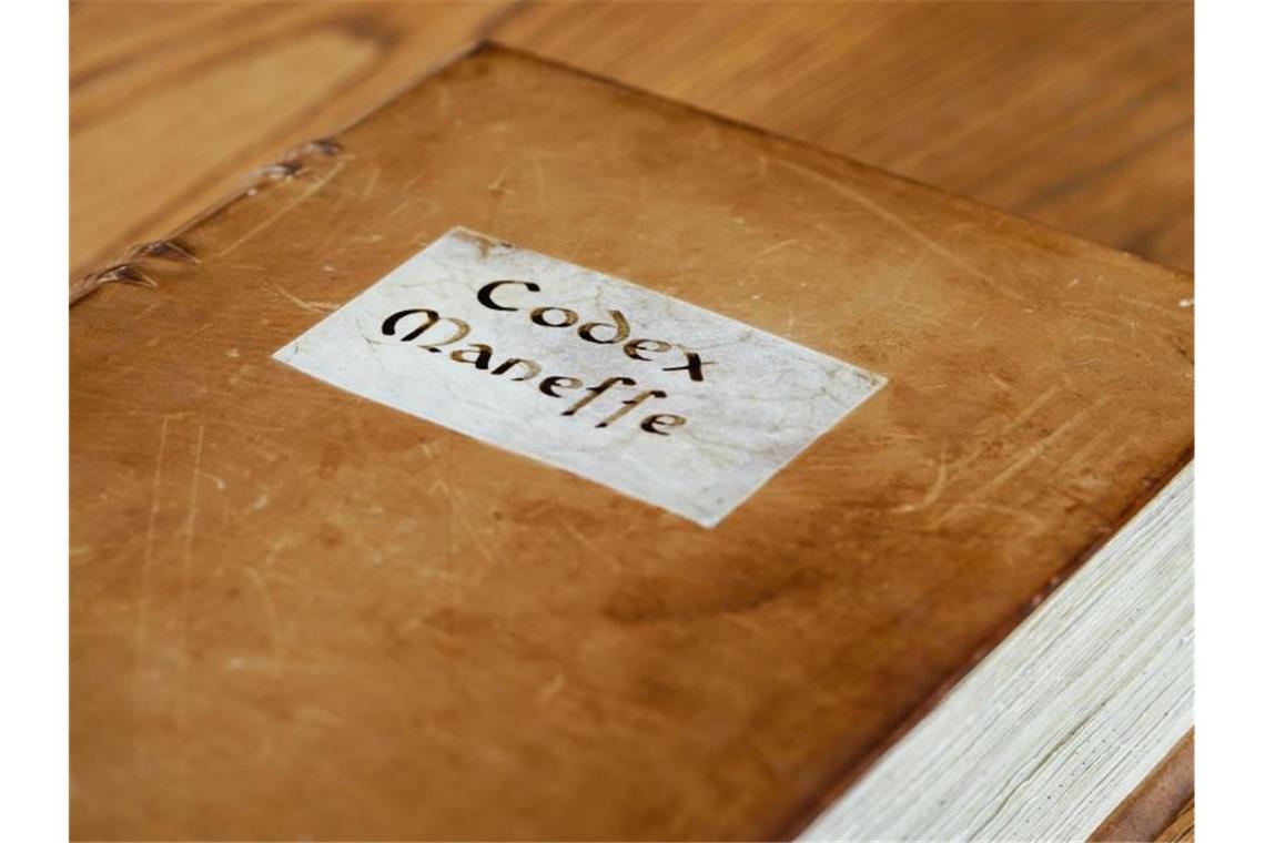 Eine originalgetreue Reproduktion des Codex Manesse liegt auf einem Tisch. Foto: Uwe Anspach/dpa/Archivbild