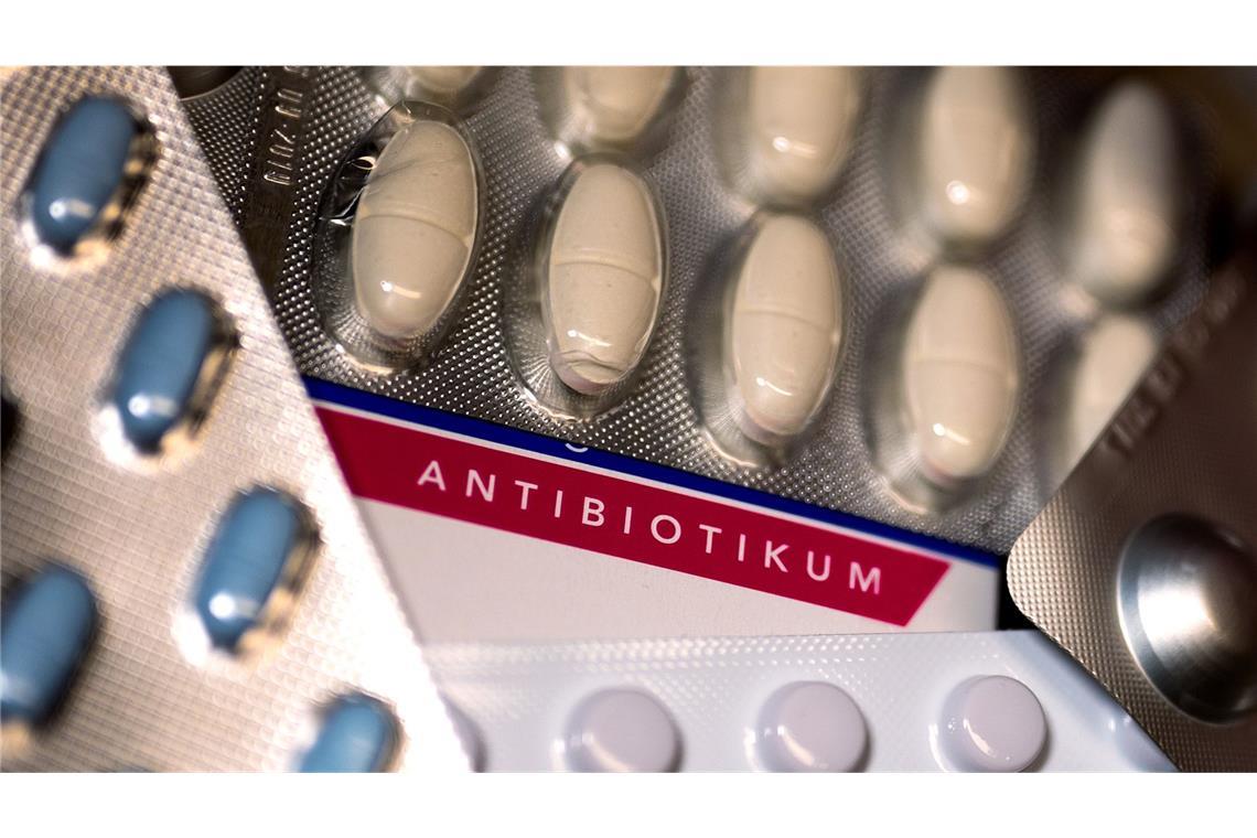 Warum Ärzte in Baden-Württemberg immer mehr Antibiotika verschreiben Eine Packung Antibiotika und diverse andere Medikamente liegen auf einem Tisch in einer Apotheke.