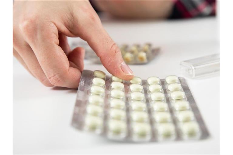 Eine Packung Blutverdünner liegt auf einem Tisch. Blutverdünner können bei Covid-19-Patienten das Sterberisiko deutlich senken. (Symbolbild). Foto: Christin Klose/dpa-tmn/dpa