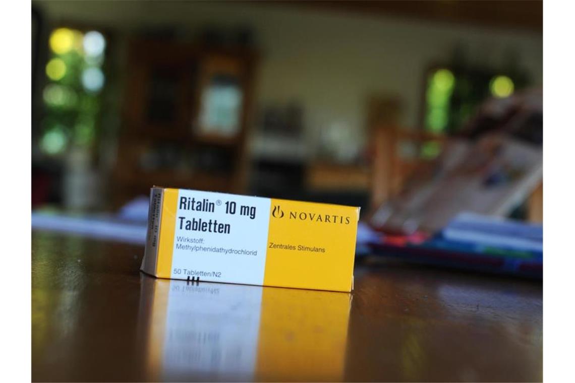 Analyse: Immer mehr Erwachsene nehmen Medikamente gegen ADHS Eine Packung des Medikaments Ritalin des Herstellers Novartis auf einem Tisch. Foto: Julian Stratenschulte/Archiv