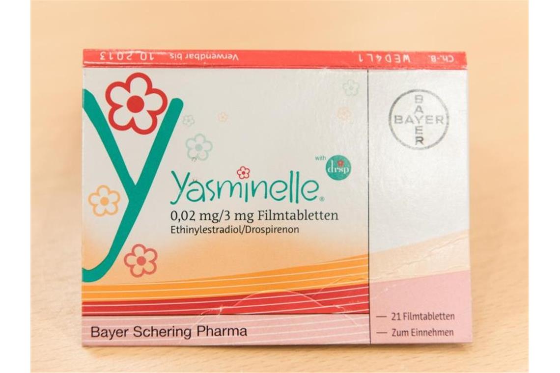Eine Packung mit Verhütungspillen der Marke "Yasminelle" steht auf einem Tisch. Foto: picture alliance / dpa/Archivbild