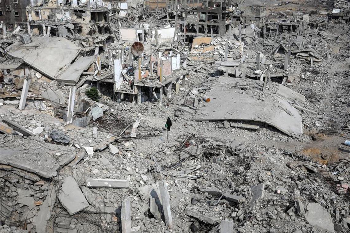 Eine Palästinenserin geht durch die Ruinen zerstörter Gebäude im Gazastreifen.