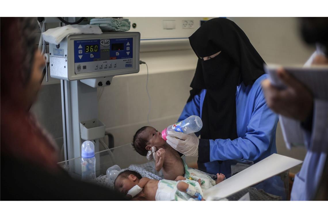 Eine palästinensische Ärztin bereitet ein Frühgeborenes in einem Krankenhaus für die Überführung nach Ägypten vor.