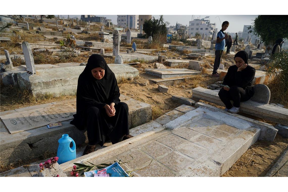 Bilder des Tages Eine palästinensische Frau trauert auf einem Friedhof im Gazastreifen am Tag des muslimischen Opferfestes.