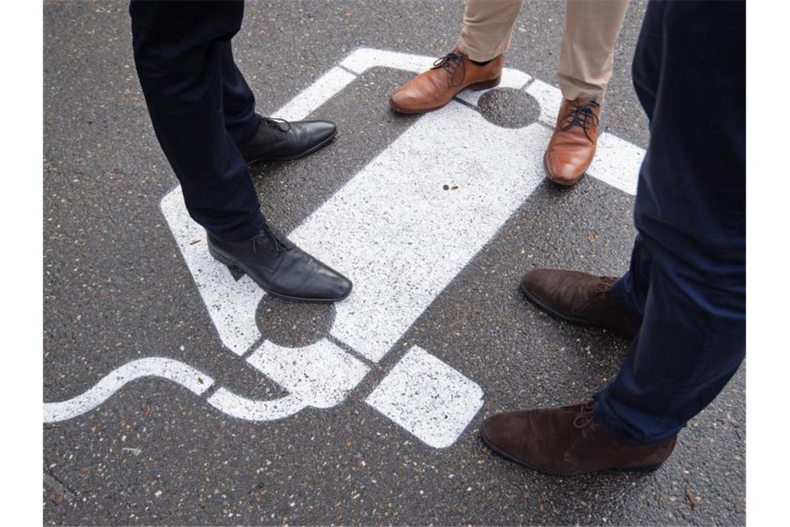 Flächendeckendes Ladenetz für Elektroautos in Betrieb Eine Parkplatzmarkierung, die ein Elektroauto symbolisiert, ist zu sehen. Foto: Marijan Murat/dpa