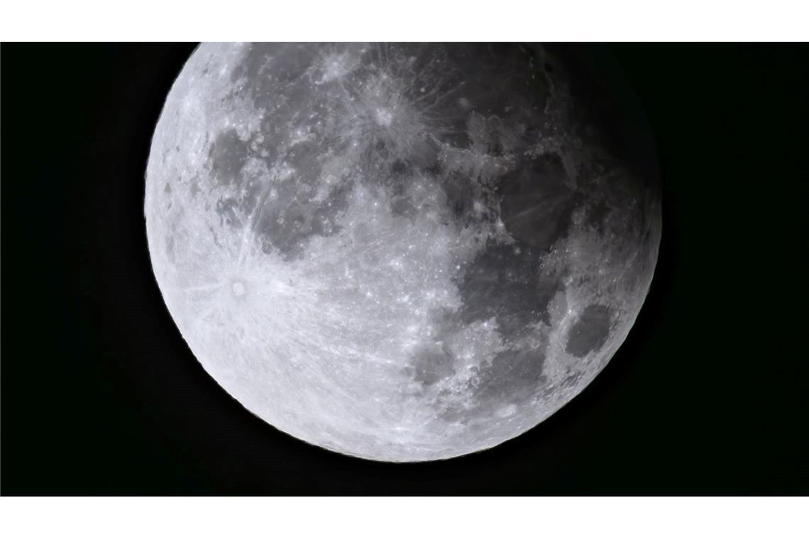 Sonne, Mond und Sterne im März - Mond- und Sonnenfinsternis