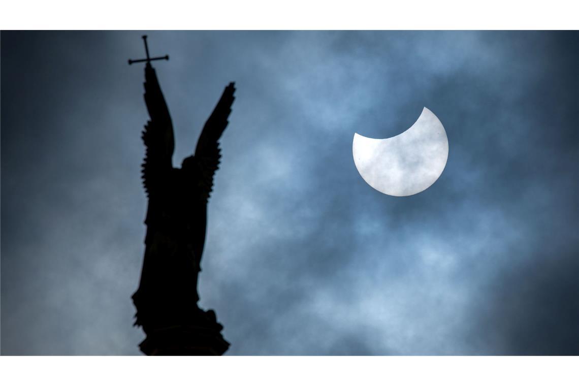 Sonne, Mond und Sterne im März - Mond- und Sonnenfinsternis