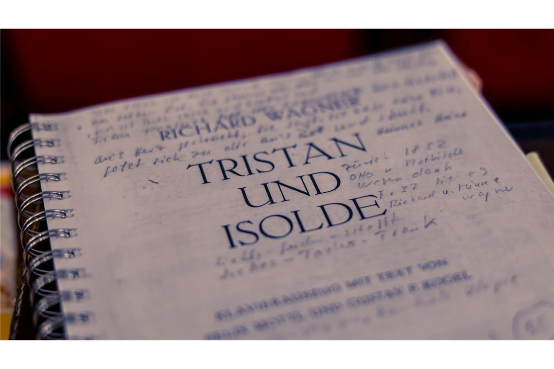 Wagner-Musik lässt Filme flirren Eine Partitur der Wagner-Oper "Tristan und Isolde" - Aufnahme aus Cottbus im Jahr 2023. (Archivbild)